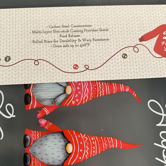 Holiday gnome non stick cake pan with lid - Picture 3 of 4